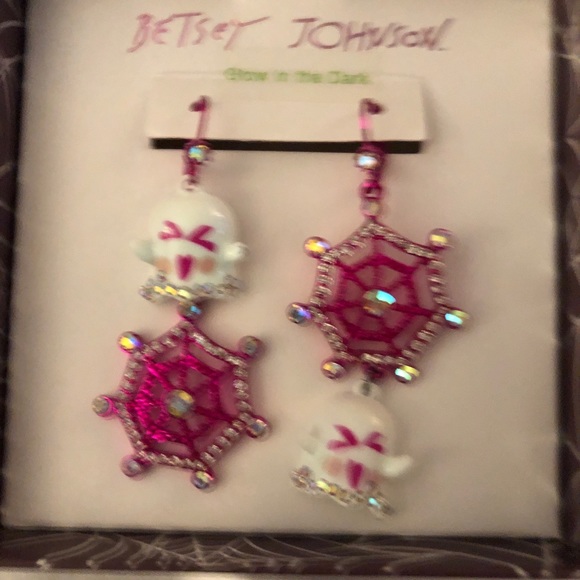 Betsey Johnson Fuchsia Tone Ghost & Spider Web Mismatch Drop Earrings NIB - Picture 8 of 12